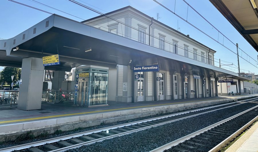 File:Edificio Stazione Sesto Fiorentino 2025.jpg
