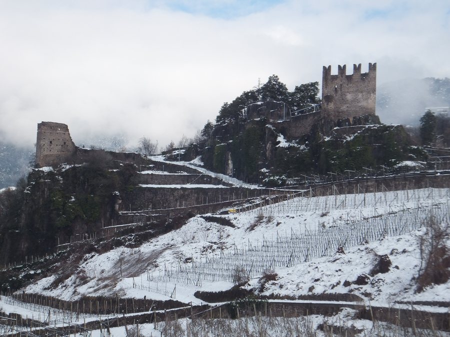 File:Castello di Segonzano d'inverno.JPG