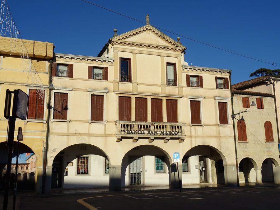 File:Noale - Casa in piazza XX Settembre 01.jpg