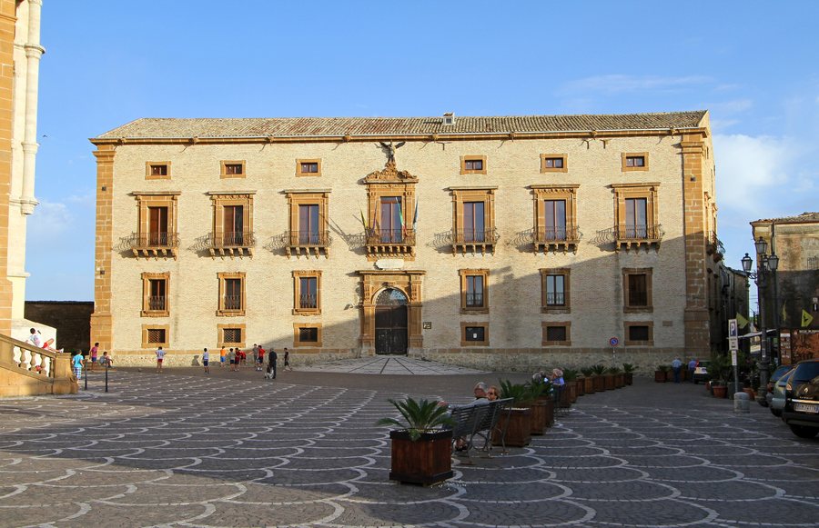 File:Piazza Armerina, Palazzo Trigona della Floresta e di San Cono. Museo della città e del territorio - panoramio.jpg