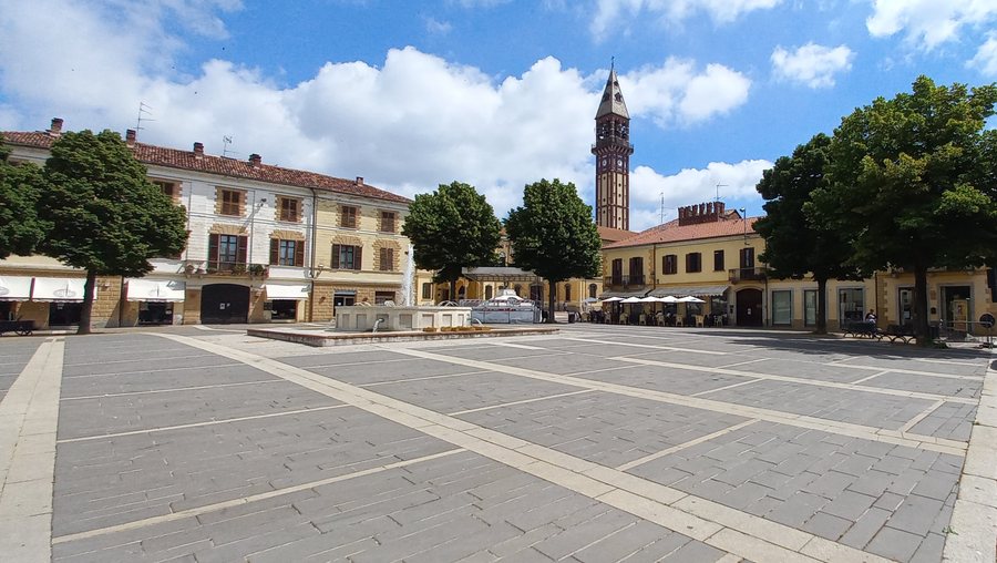 File:Mede la piazza.jpg