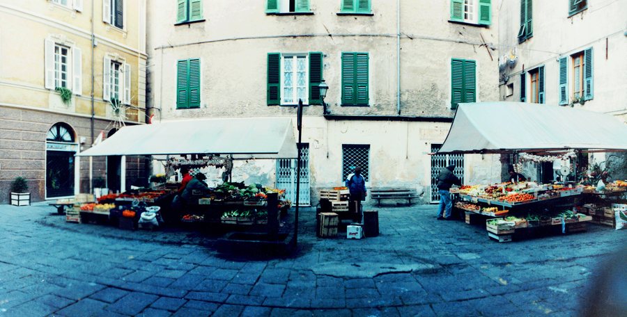 File:Centro storico di Albenga 1991.jpg