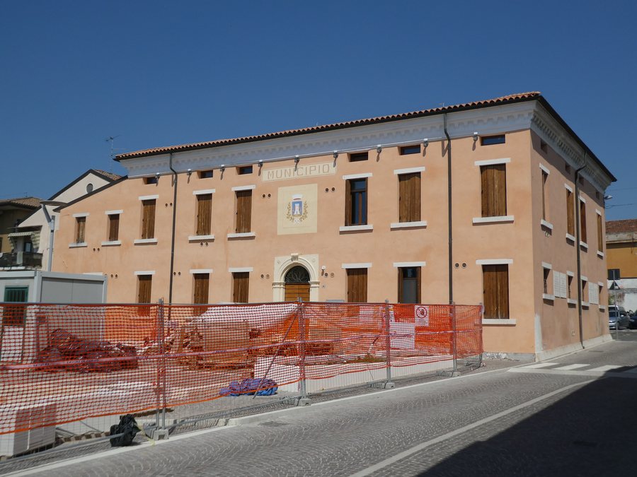File:Castelnuovo del Garda - Municipio 01.jpg