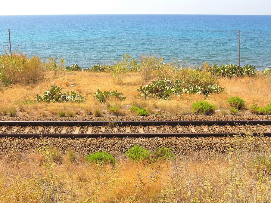 File:Jonian railway between Capo Spartivento and Spropolo - Palizzi, Province of Reggio Calabria, Italy - 16 Aug. 2014.jpg