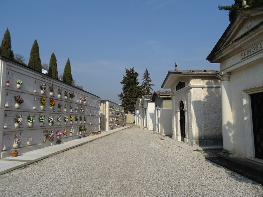 File:Cimitero di Negrar 01.jpg