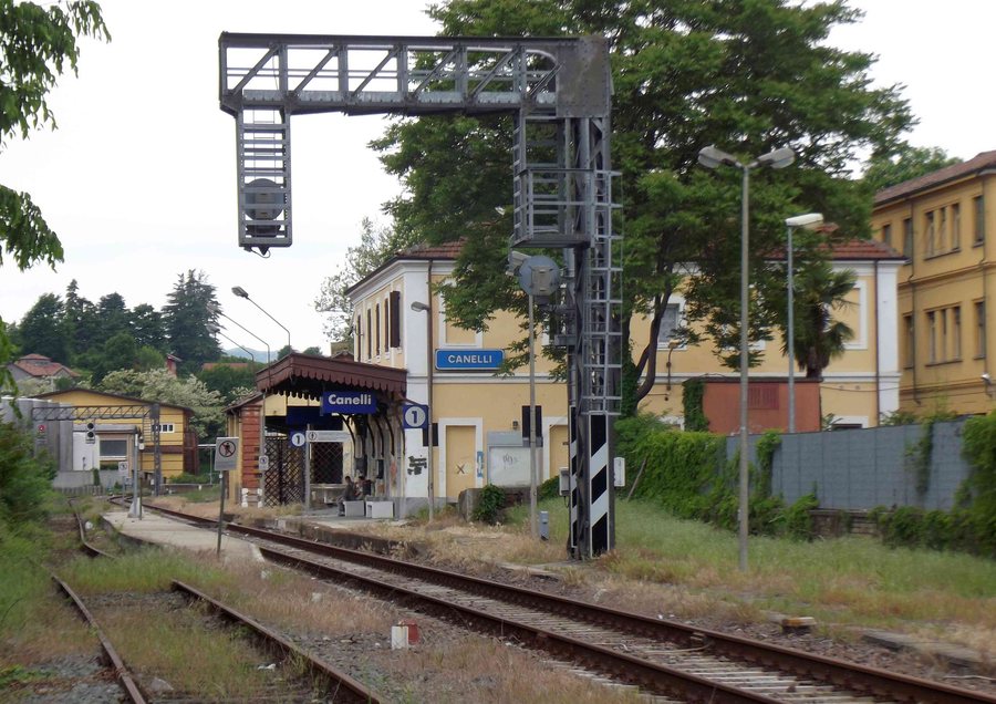 File:Ferrovia alessandria-cavallermaggiore stazione di canelli.jpg