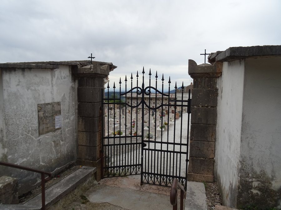 File:Cimitero di Erbezzo 01.jpg