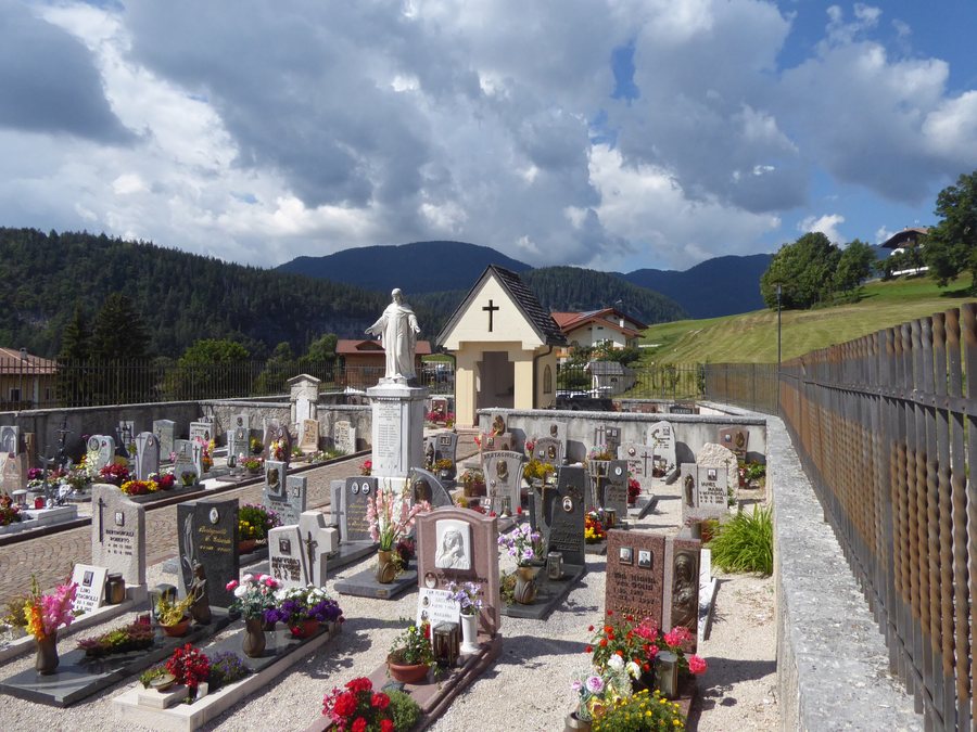 File:Cimitero di Tret 01.jpg