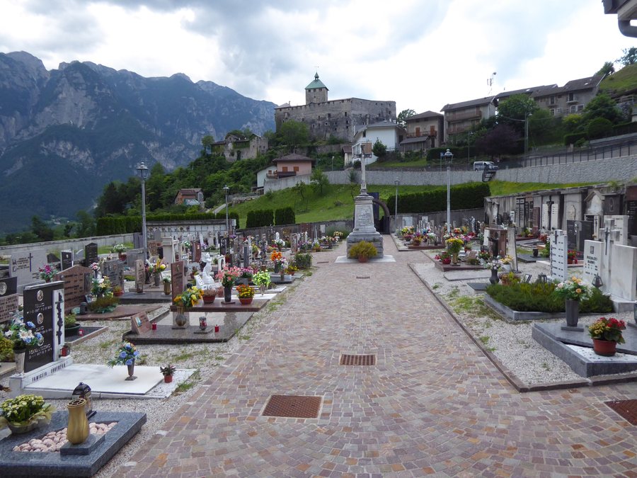 File:Cimitero di Ivano Fracena 01.jpg