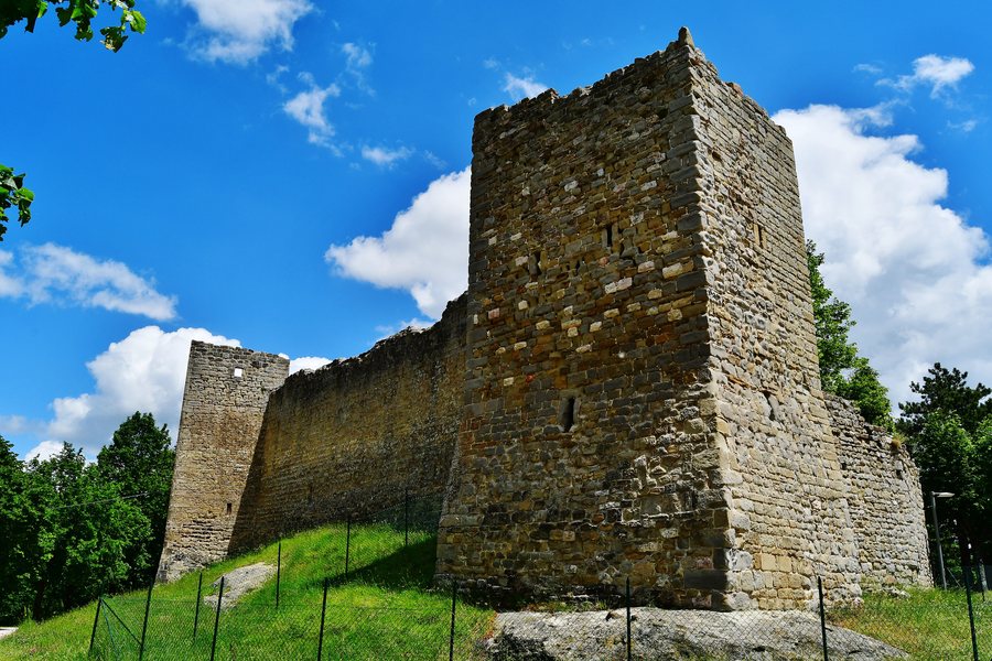 File:Montemonaco - Mura castellane.jpg