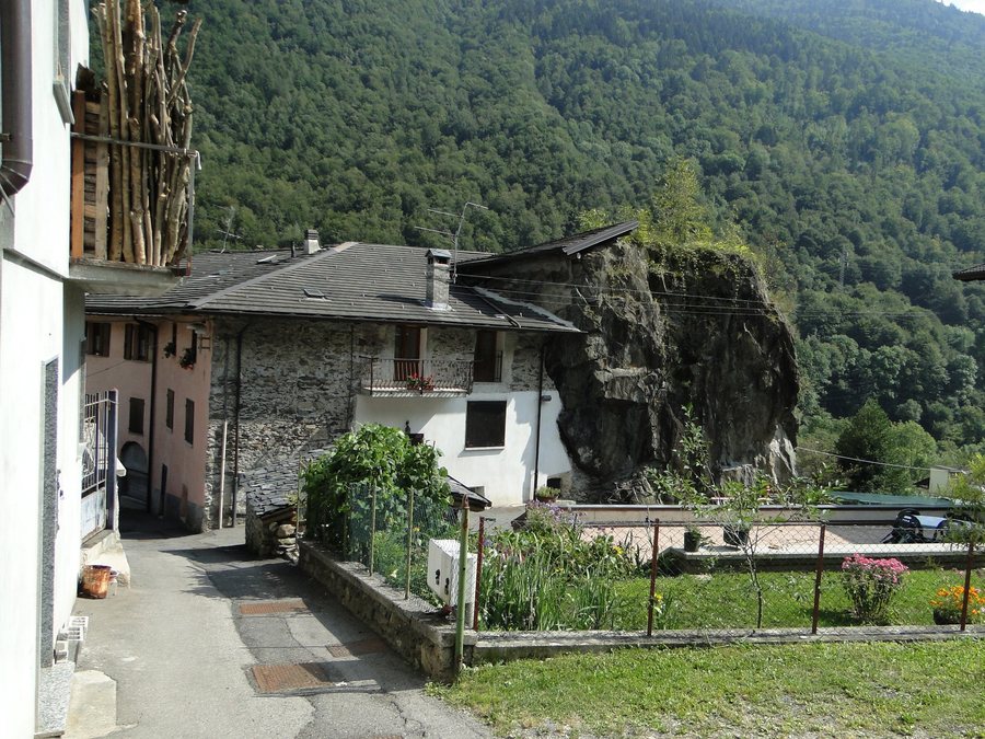 File:Fiumenero Valbondione Casa roccia.JPG