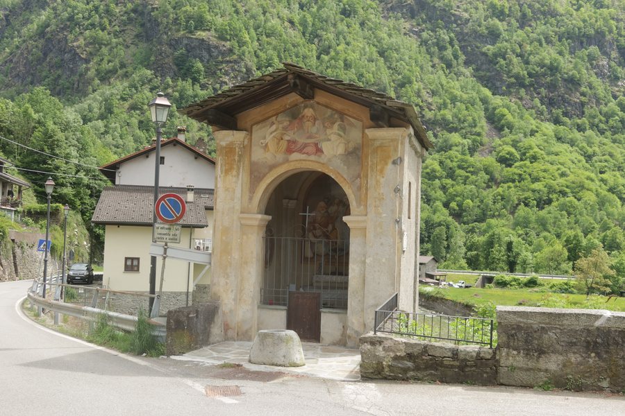 File:Balmuccia Cappella della Sacra Famiglia.jpg