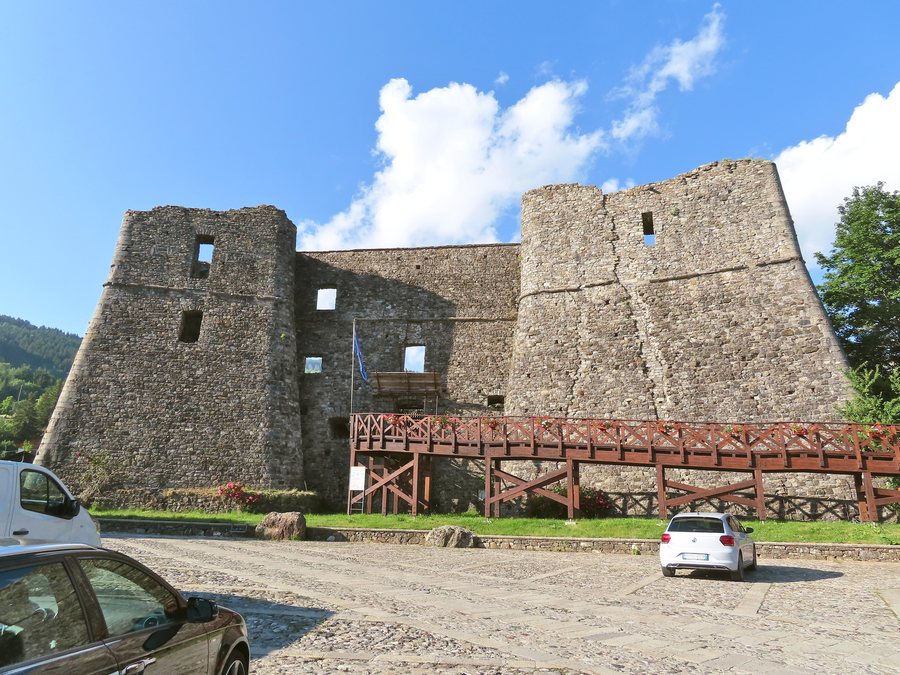 File:Castello (Santo Stefano d'Aveto) - facciata 1 2022-06-07.jpg