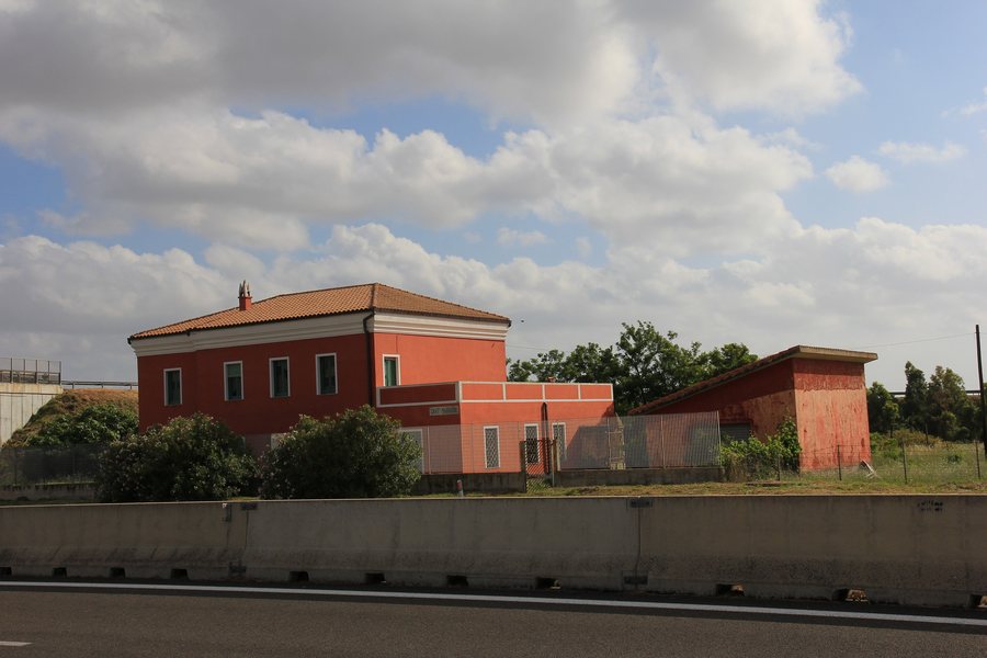 File:Casa cantoniera di Marrubiu (01).JPG