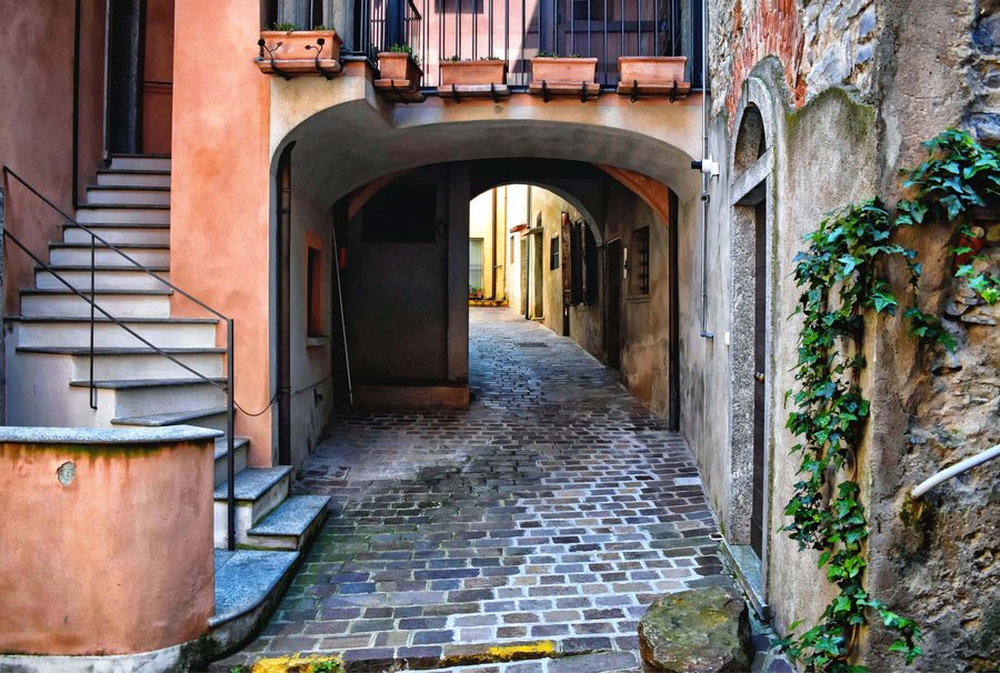 File:Street in Malgrate, Lake Como (52284794989).jpg
