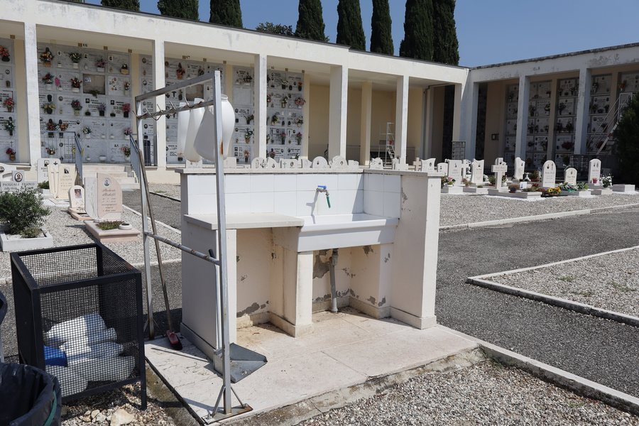 File:Cimitero di Novaglie - Lavandino.jpg