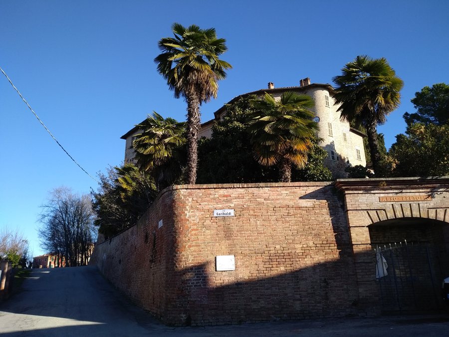 File:Il castello di Cossombrato.jpg