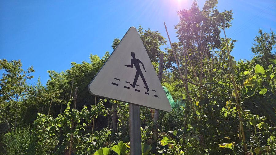 File:Varese Ligure (SP) - frazione San Pietro Vara - vecchio segnale di passaggio per pedoni.jpg