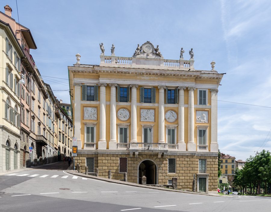 File:Bergamo, Palazzo Medolago, 2016-06 CN-01.jpg