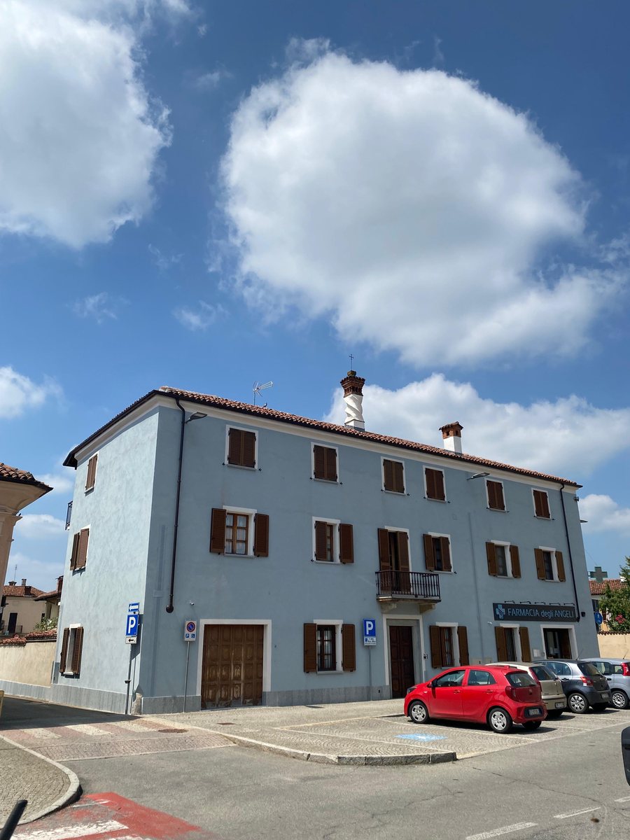 File:Edificio a Castagnole Piemonte, città metropolitana di Torino.jpg
