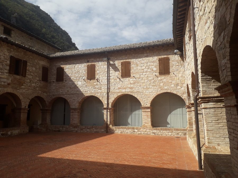 File:Chiostro comunale - Pioraco 01.jpg