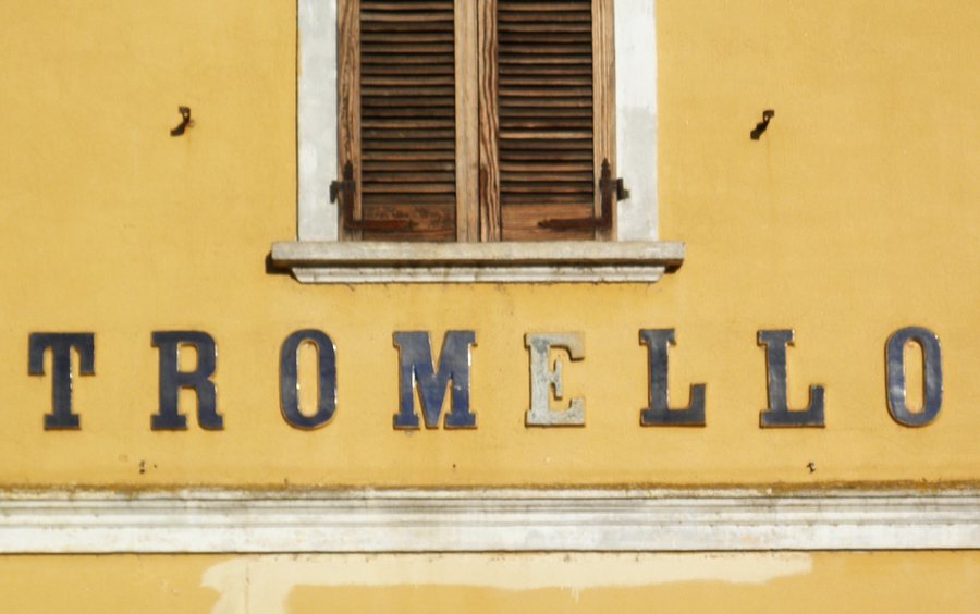File:Tromello stazione ferr scritta.JPG