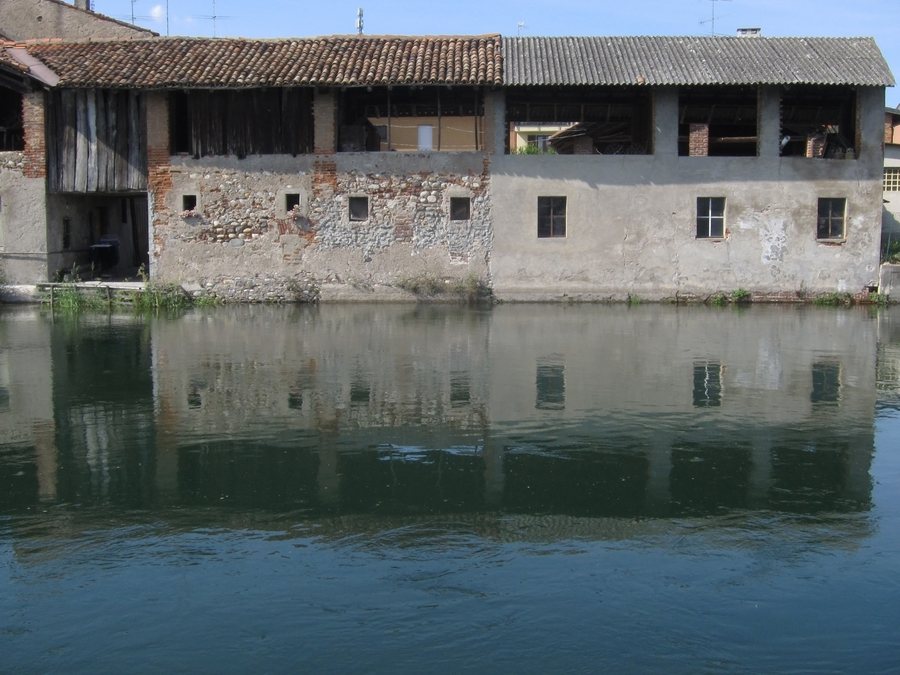 File:Canalside buildings by Naviglio Grande in Bernate Ticino (MI), Lombardy, Italy - 2020-05-24.jpg