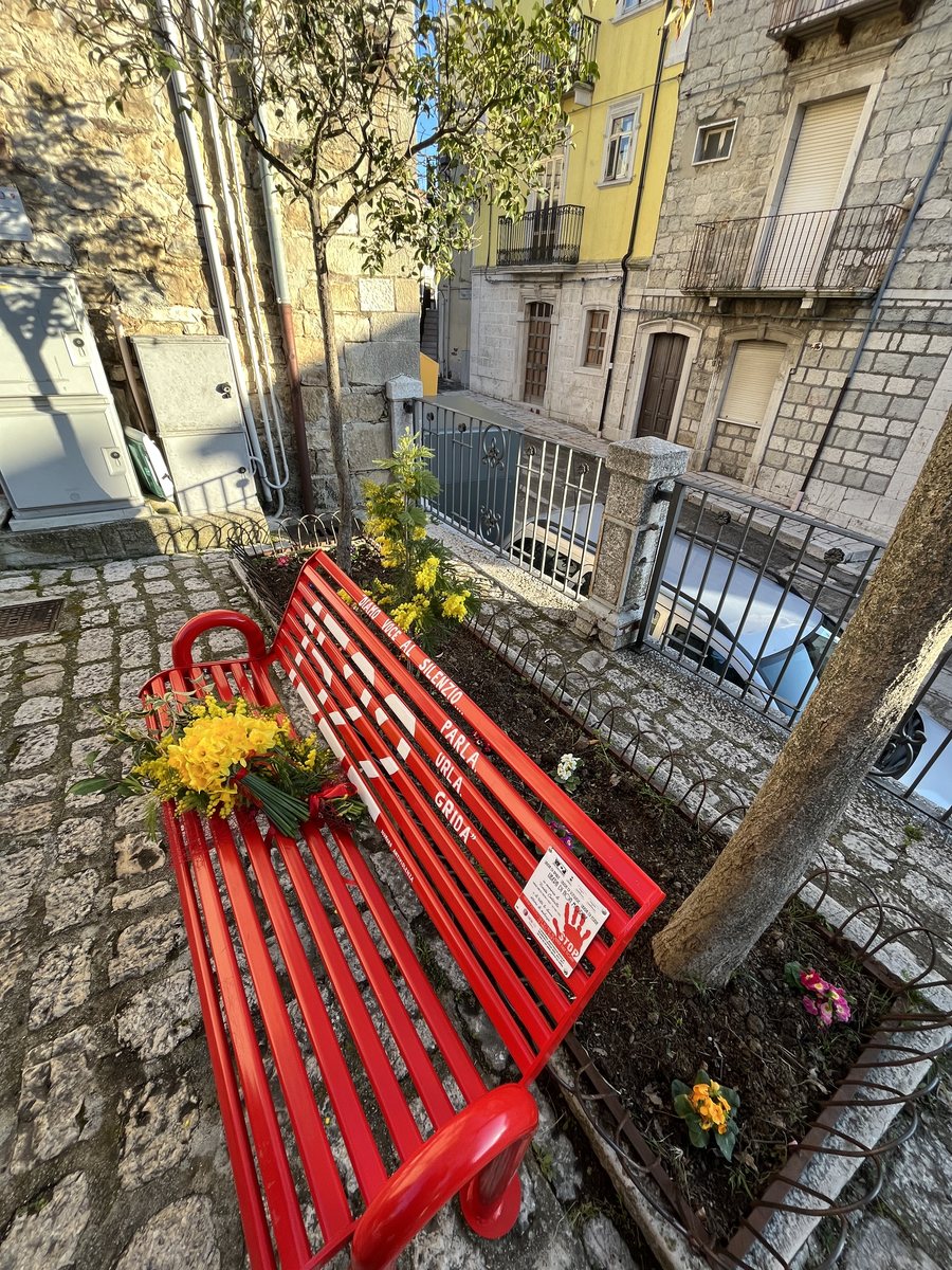 File:Panchina rossa a Castelbottaccio.jpg