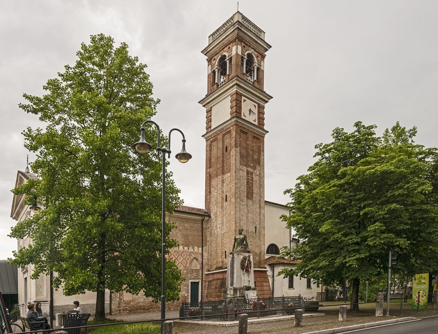 File:Zelarino - Parrocchia Maria Immacolata e San Vigilio - Il monumento ai caduti.jpg