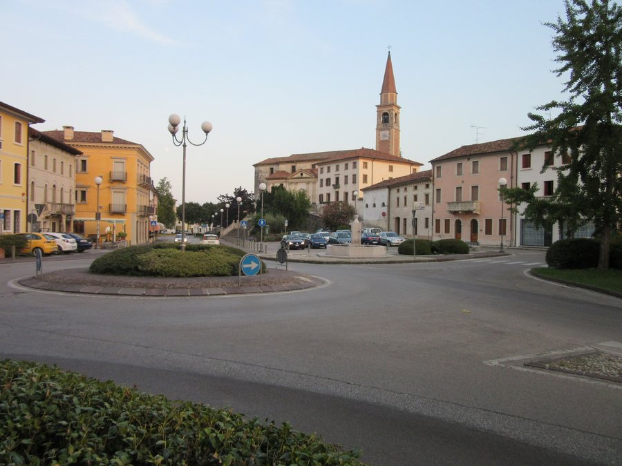 File:Cappella Maggiore Piazza Vittorio Veneto.JPG
