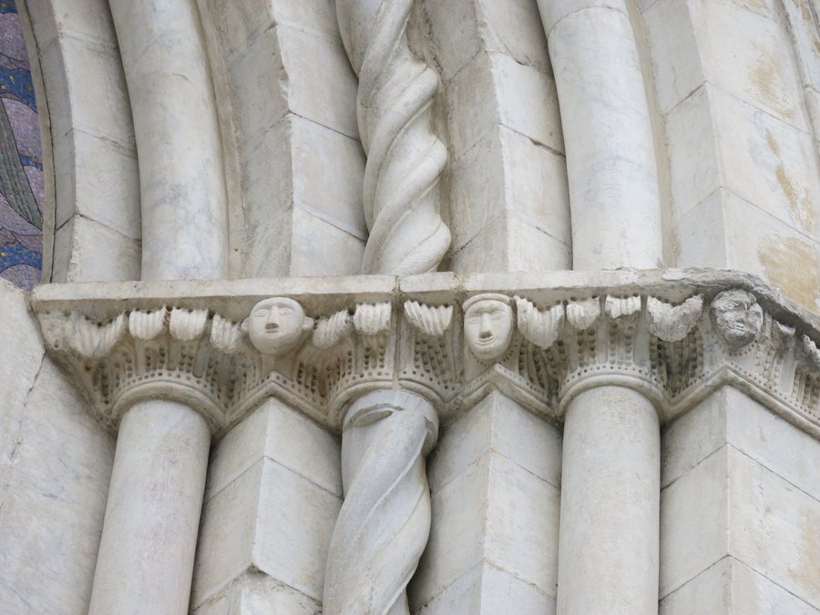 File:Capitals of exterior door of Santa Maria Assunta (Sarzana, Italy).jpg