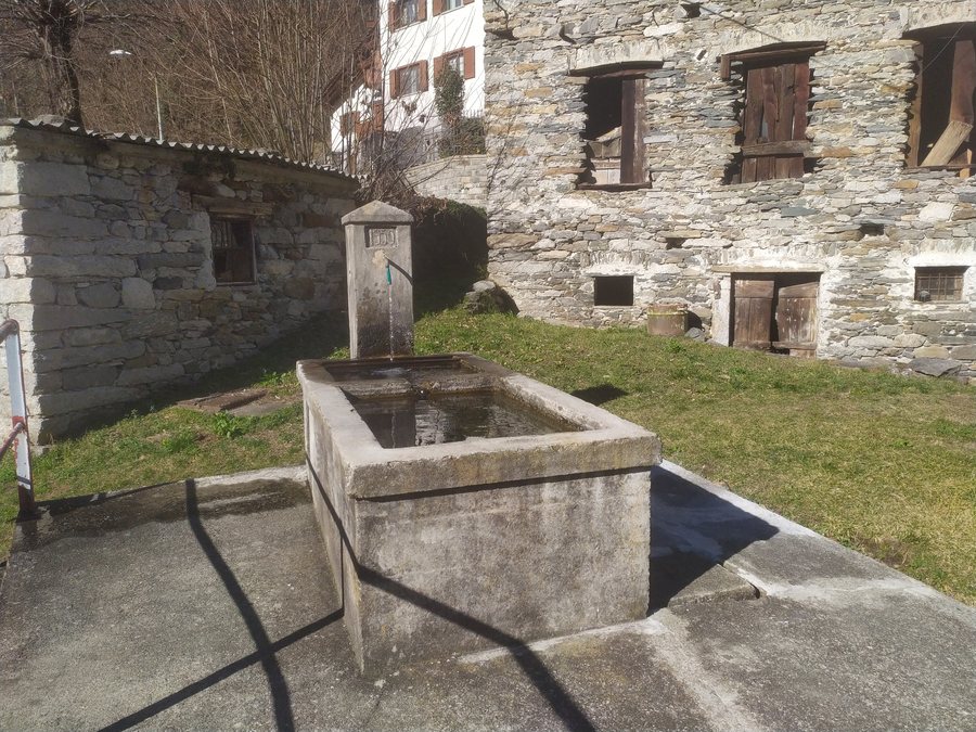 File:Fountain in Sarlone, Borgonuovo.jpg