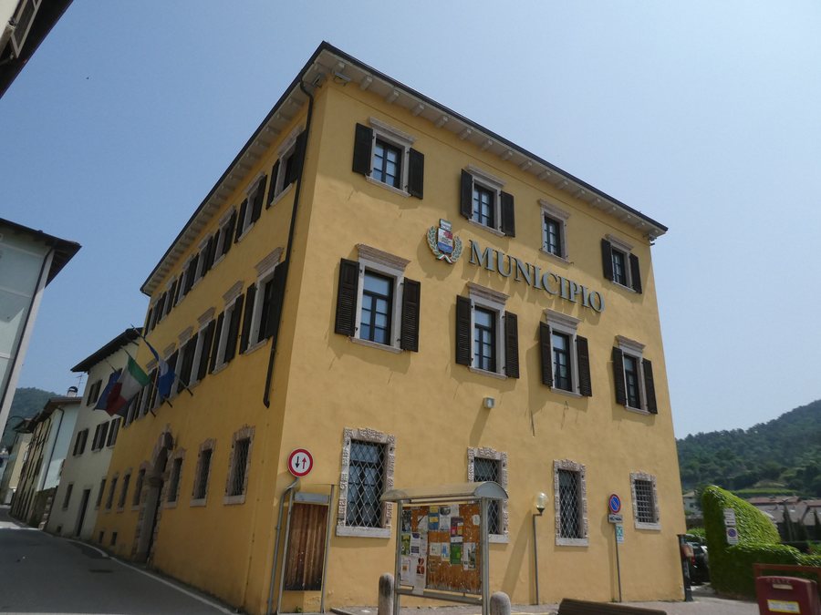 File:Vezzano - Municipio.jpg
