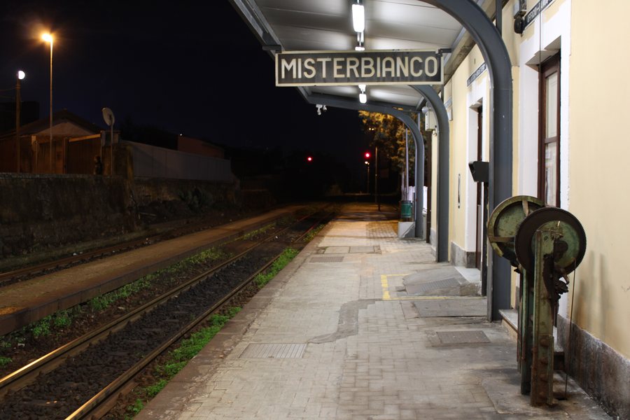 File:La stazione di Misterbianco fotografata di sera, vista dal lato dei binari.JPG