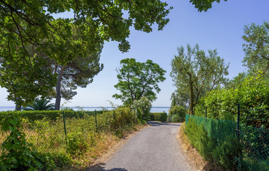 File:Via del Gazzo Gardoncino a Manerba del Garda.jpg