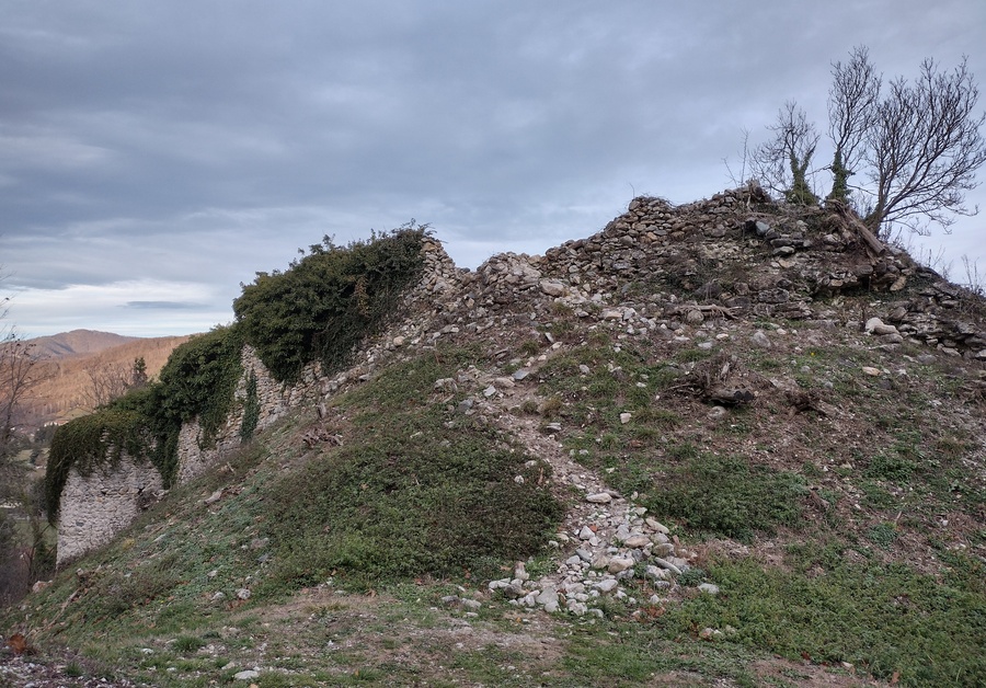 File:Castello di Calizzano 02.png