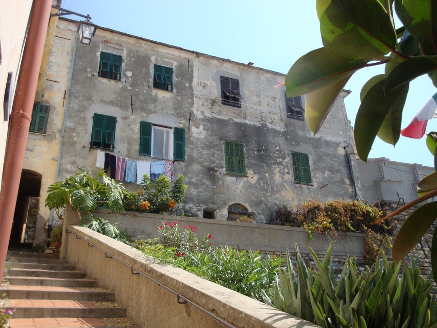 File:Diano Castello - apartment building (2).jpg