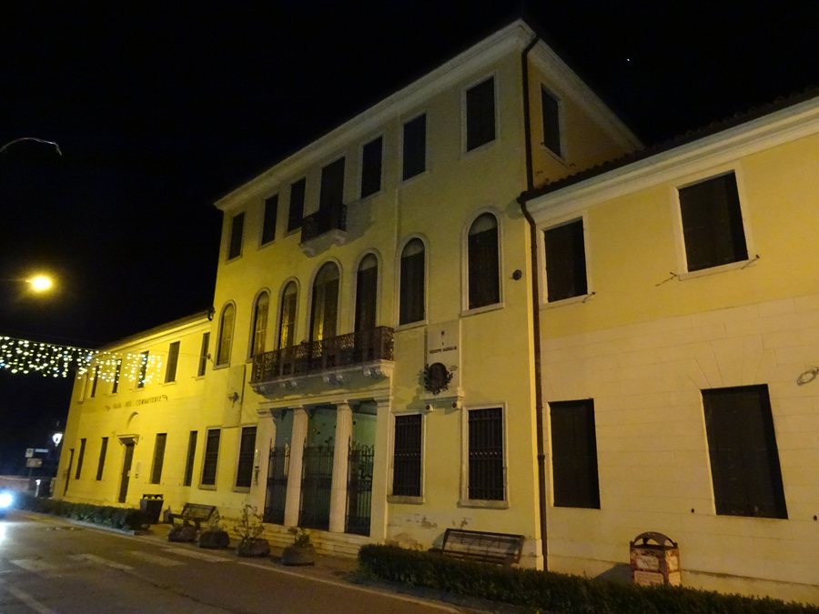 File:Mirano - Casa del Combattente.jpg