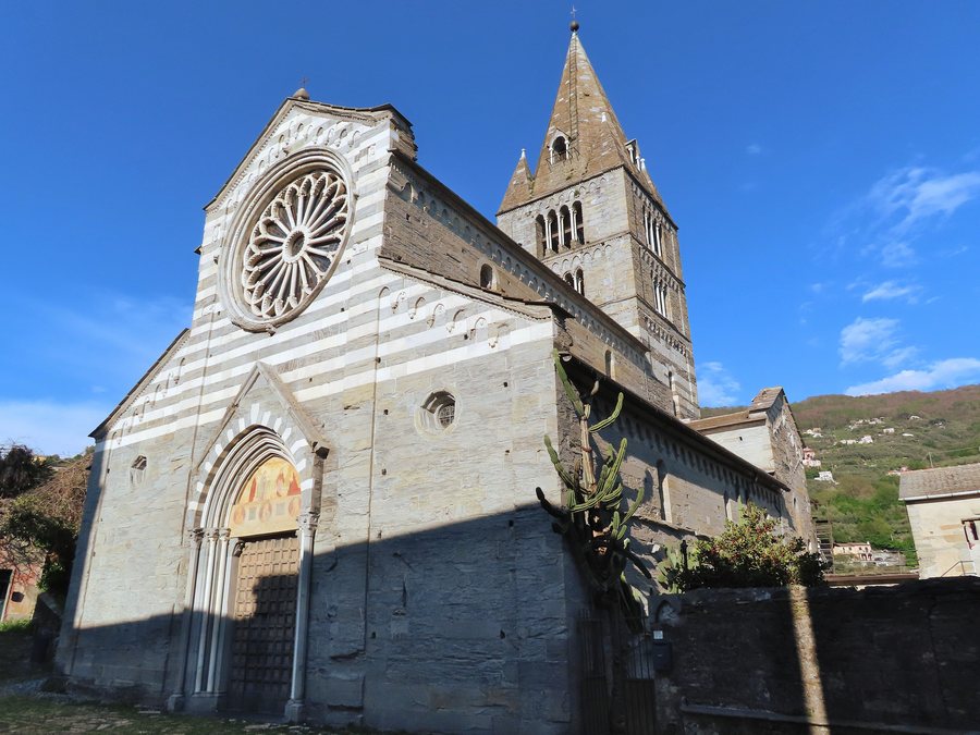File:Basilica dei Fieschi (San Salvatore di Cogorno, Cogorno) - facciata e lato sud 2023-04-19.jpg