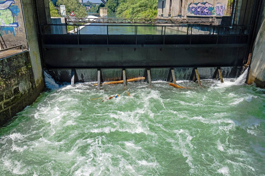 File:Spillway on east bank of Adda, Capriate San Gervasio.jpg