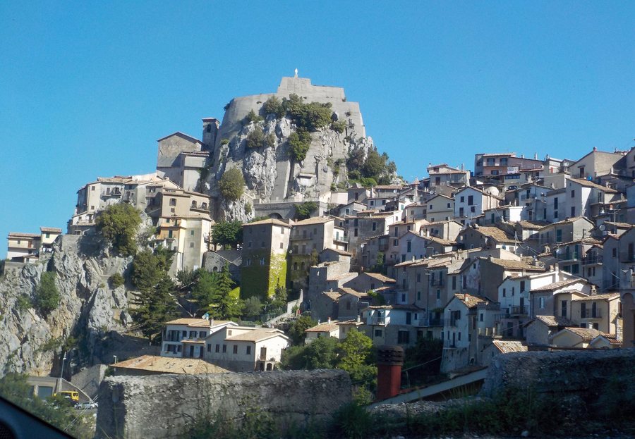 File:Cervara di Roma sulla rupe.jpg