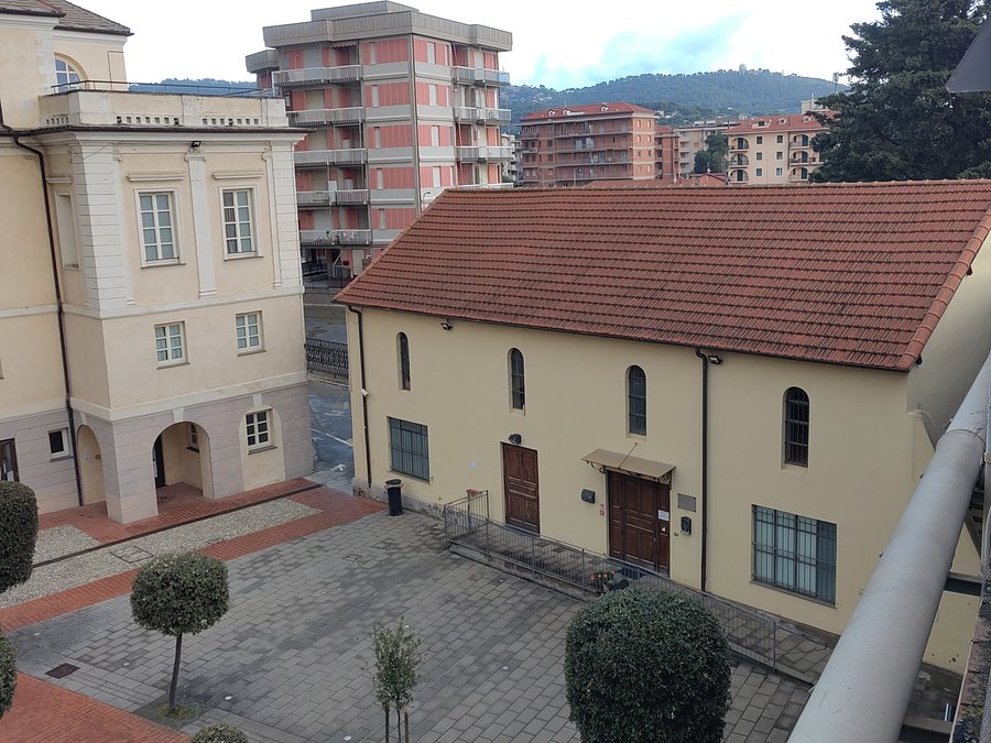 File:Andora Biblioteca civica da cavalcavia.jpg