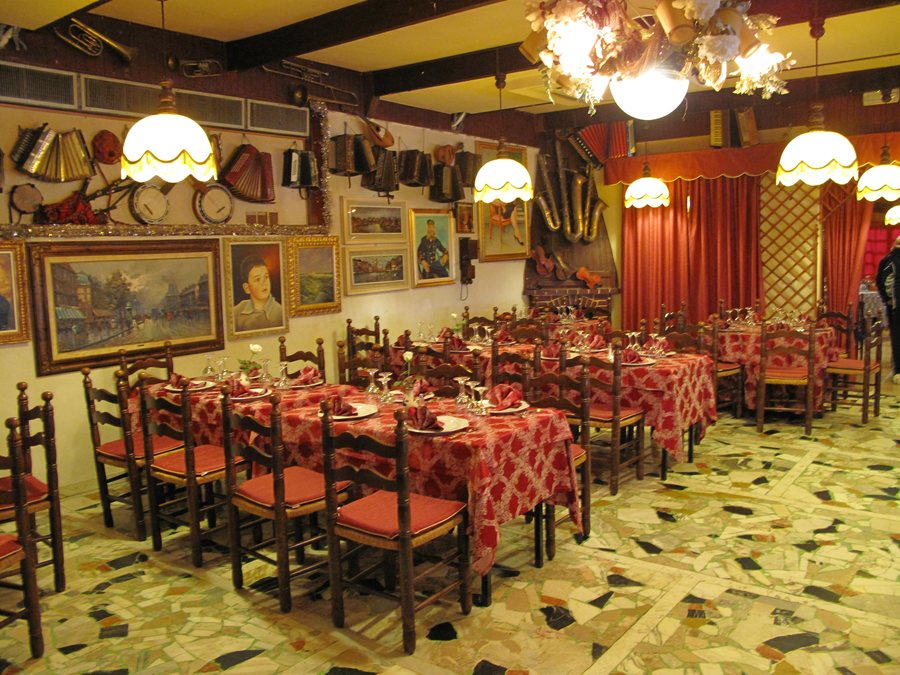 File:Interior of Erio restaurant (Vallecrosia).jpg