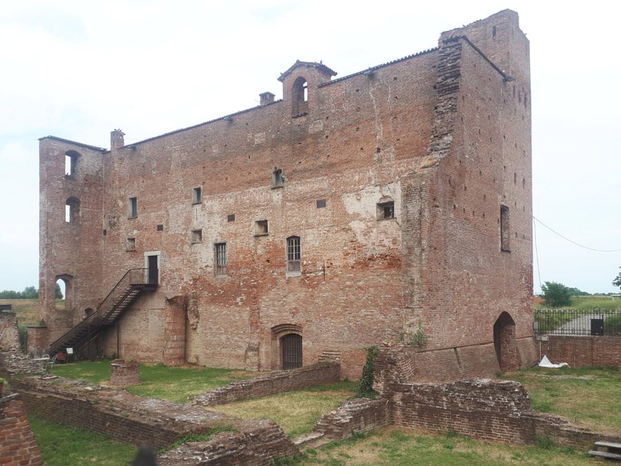 File:Arena Po - castello - retro.jpg