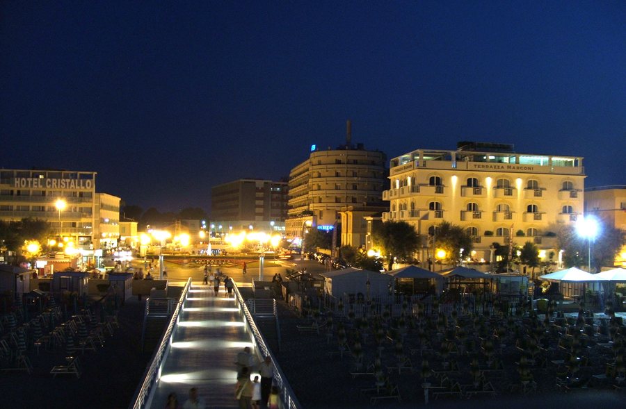 File:Senigallia notturna.jpg