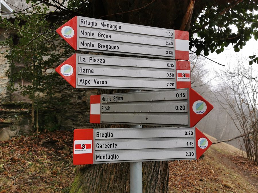 File:Guidepost in Barì (Plesio), al bivio tra Breglia e Mulino Spinzi.jpg