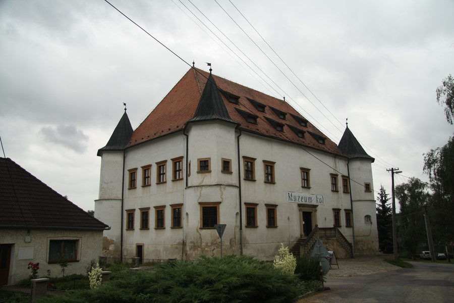 File:Castle and Museum of Bikes in Boskovštejn, Znojmo District.jpg