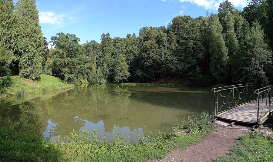 File:Opočno castle park, lower pond 02.jpg