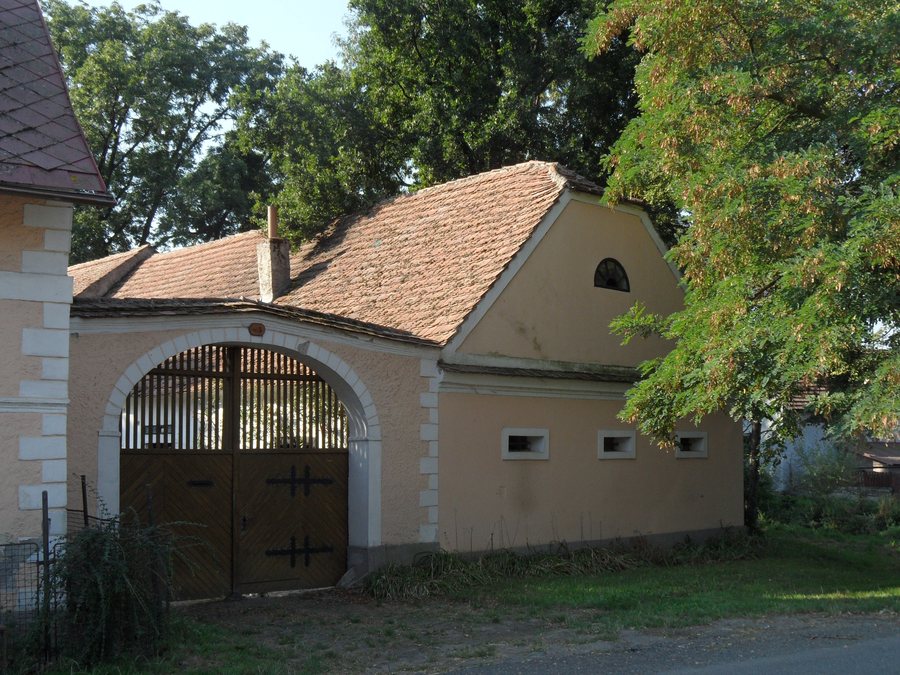 File:Močovice B. Usedlost čp. 3, uliční průčelí s bránou.jpg