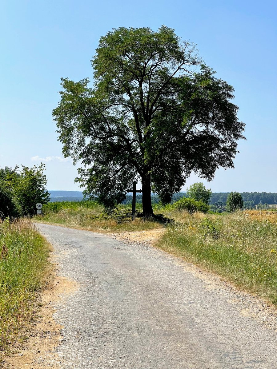 File:Wayside cross in Stádlec, Czechia.jpg